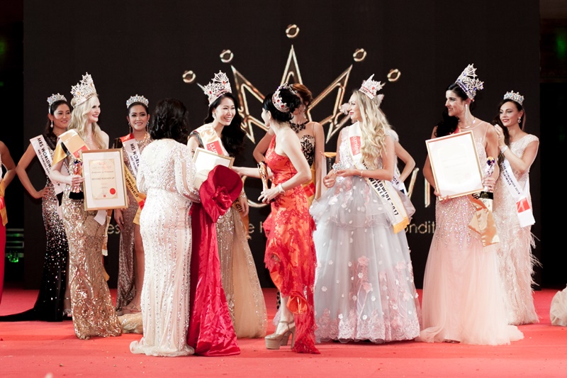 Dương Thuỳ Linh đăng quang Mrs Worldwide 2018