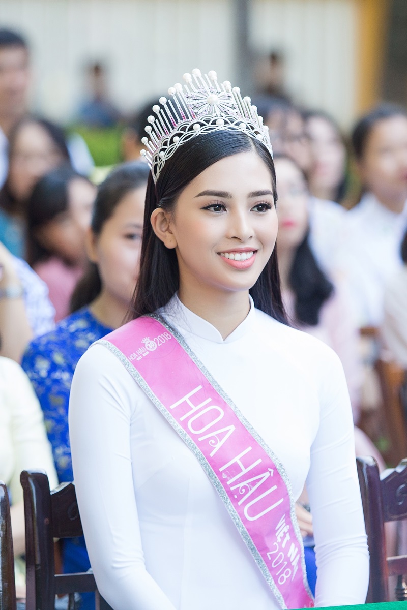 Hoa hậu Trần Tiểu Vy đã dành 20 suất học bổng để trao tặng cho 20 bạn học sinh xuất sắc nhất. Đây là phần quà mà cô trích từ số tiền thưởng của mình với hy vọng sẽ giúp các bạn học sinh có thêm động lực đến trường.  