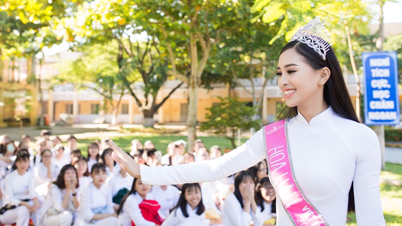 Tại đây, cô được chào đón nồng nhiệt ngay từ giây phút đầu tiên xuất hiện. 