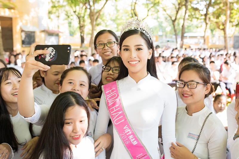Thầy trò trường THPT Trần Quý Cáp rất tự hào và yêu quý tân Hoa hậu, cô vui mừng trò chuyện và nhắc lại những kỷ niệm thời đi học cùng các thầy cô.