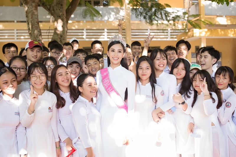 Sự có mặt của tân Hoa hậu tại buổi lễ chào cờ đã mang đến một không khí rộn ràng cho buổi sáng đầu tuần. 