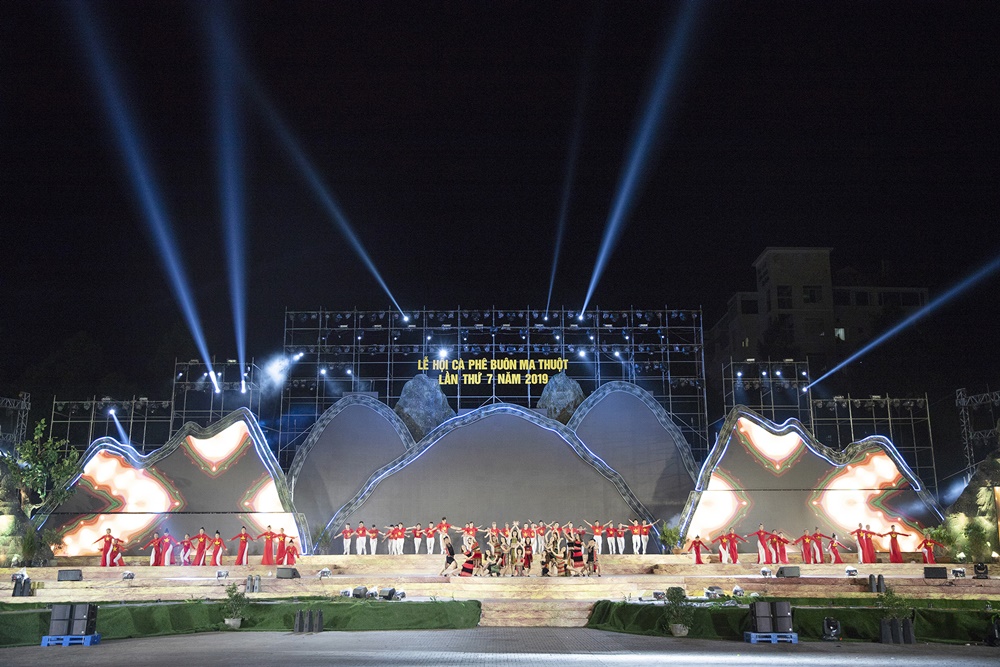 Văn ho&aacute; - Lễ hội c&agrave; ph&ecirc; Bu&ocirc;n Ma Thuột 2019: Cho&aacute;ng ngợp với s&acirc;n khấu hơn 2.500m  (H&igrave;nh 2).