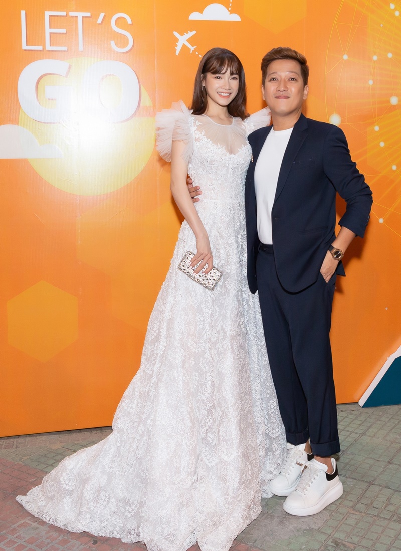 Đ&acirc;y c&oacute; thể l&agrave; n&oacute;i l&agrave; sự kiện hiếm hoi m&agrave; vợ chồng Trường Giang &ndash; Nh&atilde; Phương xuất hiện b&ecirc;n cạnh nhau. Từ khi tổ chức h&ocirc;n lễ v&agrave; c&ocirc;ng khai chuyện c&oacute; con g&aacute;i, cả hai tập trung cho sự kiện ri&ecirc;ng, nếu như Trường Giang bận bịu với c&aacute;c gameshow th&igrave; Nh&atilde; Phương tại tất bật với rất nhiều dự &aacute;n quảng c&aacute;o v&agrave; kinh doanh trong năm nay.