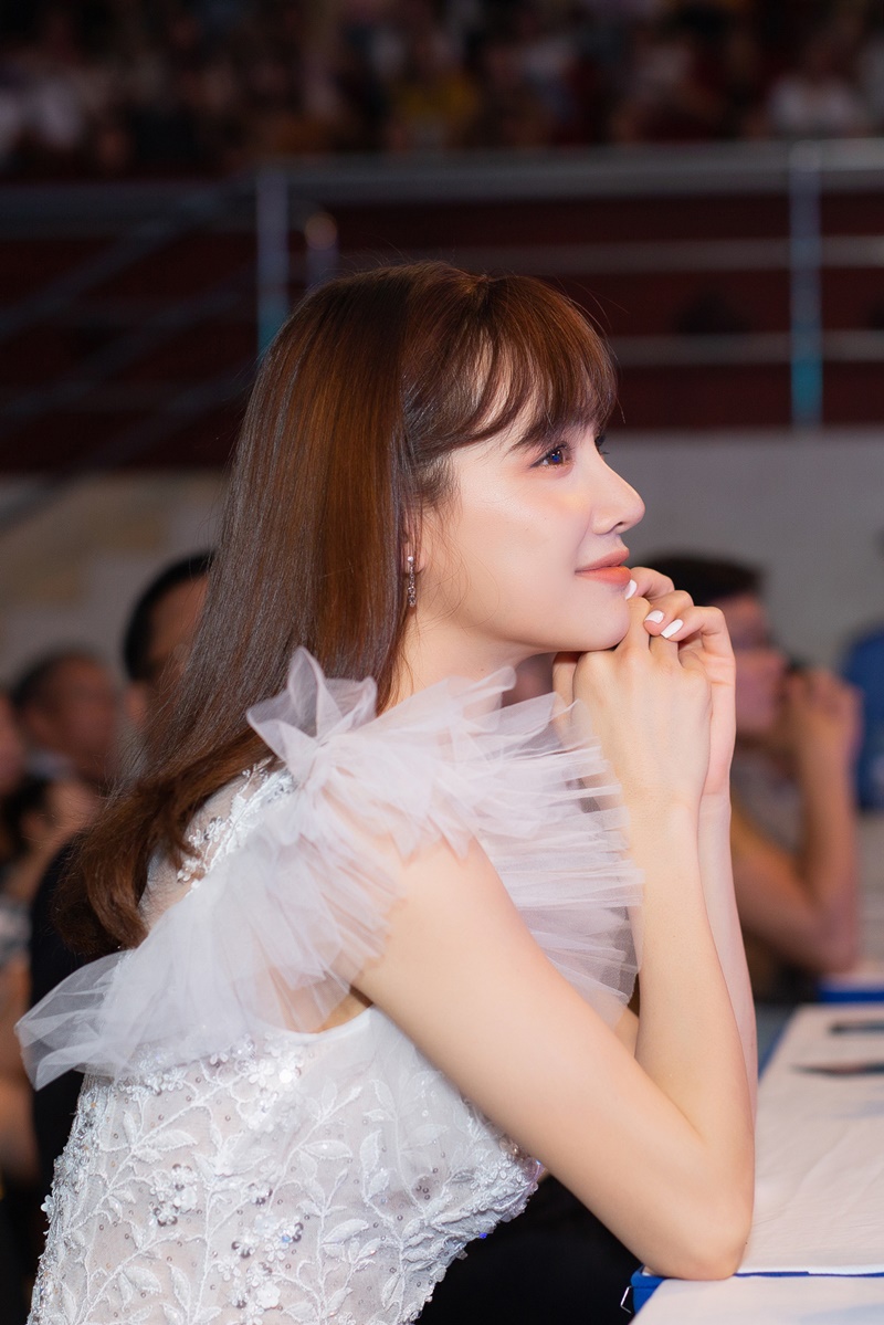 Nhiều người c&oacute; mặt tại sự kiện nhận x&eacute;t, tr&ocirc;ng Nh&atilde; Phương c&ograve;n trẻ hơn l&uacute;c chưa lấy chồng, sinh con.