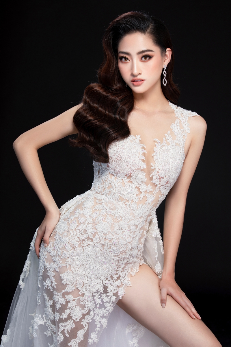 Hai mẫu đầm được Lương Thùy Linh chuẩn bị là những thiết kế đến từ bàn tay tài hoa của NTK Lê Thanh Hòa - người luôn đồng hành cùng nhan sắc Việt trên các đấu trường nhan sắc từ trong nước tới quốc tế.