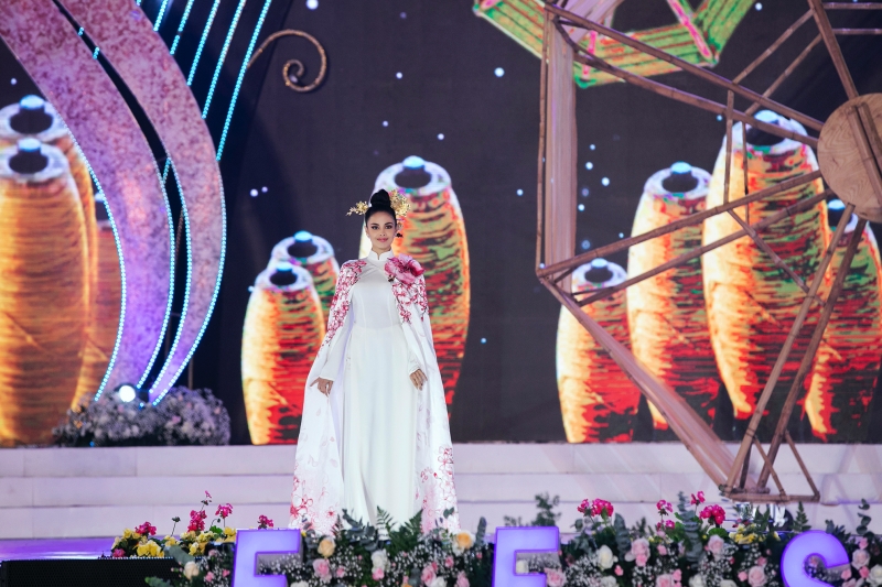 Hoa hậu Thế giới 2013 Megan Young là khách mời đặc biệt của Festival năm nay. Megan Young cho biết, có thích tà áo dài Việt và hãnh diện khi được trình diễn nó trên sân khấu.