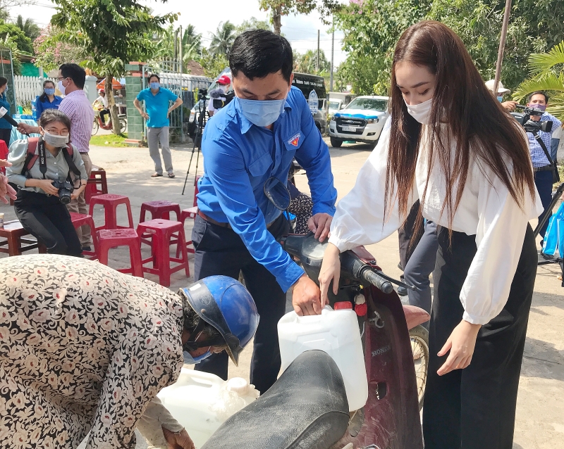 Ngôi sao - Á hậu Tường San trao tặng hệ thống lọc nước 350 triệu đồng ứng cứu hạn mặn miền Tây (Hình 2).