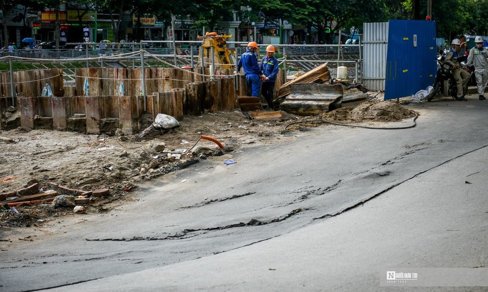 Xã hội - Bản tin 15/6: Đường ven sông Tô Lịch sụt sâu 1m; số mắc Covid-19 mới tăng lên 856 ca