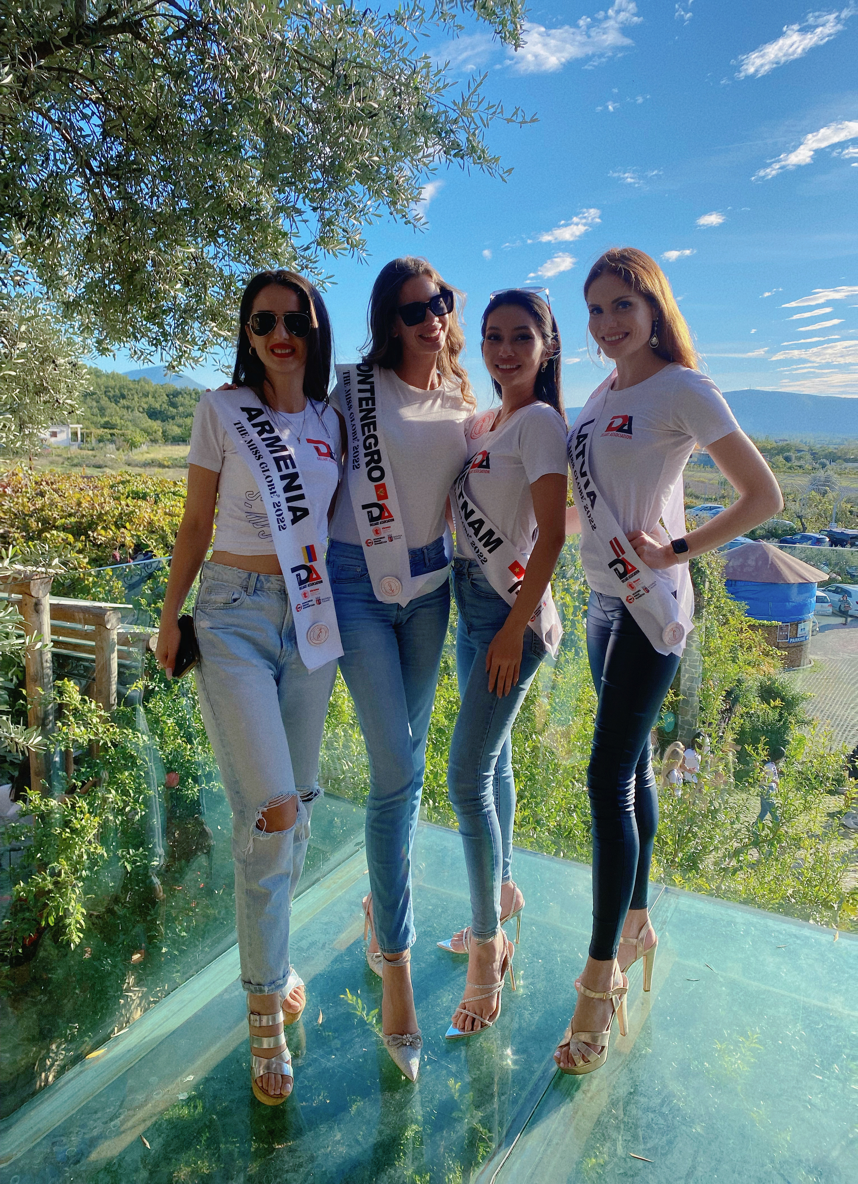 Văn hoá - The Miss Globe 2022: Lâm Thu Hồng oà khóc khi nhận lại hành lý (Hình 3).