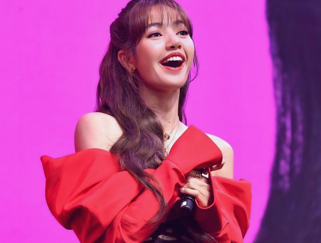 Văn hoá - Lisa của Blackpink khoe vai trần quyến rũ