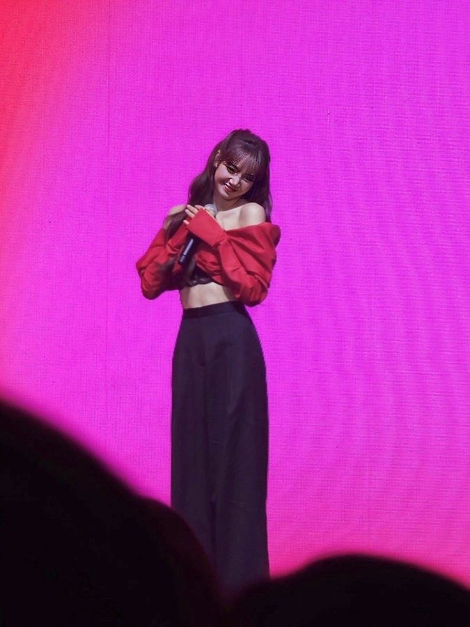 Văn hoá - Lisa của Blackpink khoe vai trần quyến rũ (Hình 2).
