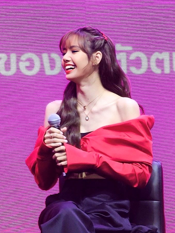 Văn hoá - Lisa của Blackpink khoe vai trần quyến rũ (Hình 4).