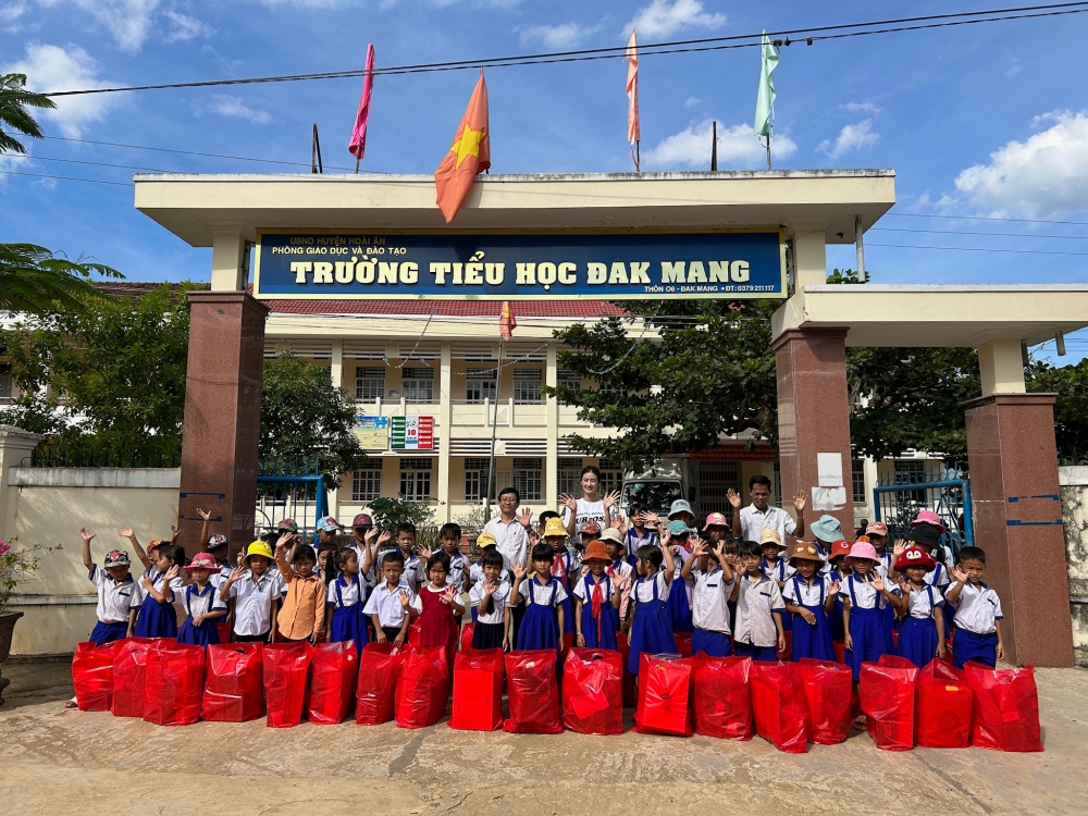 Giải trí - Hoa hậu Ý Nhi xin lỗi và xác nhận đi du học 2 năm (Hình 2).