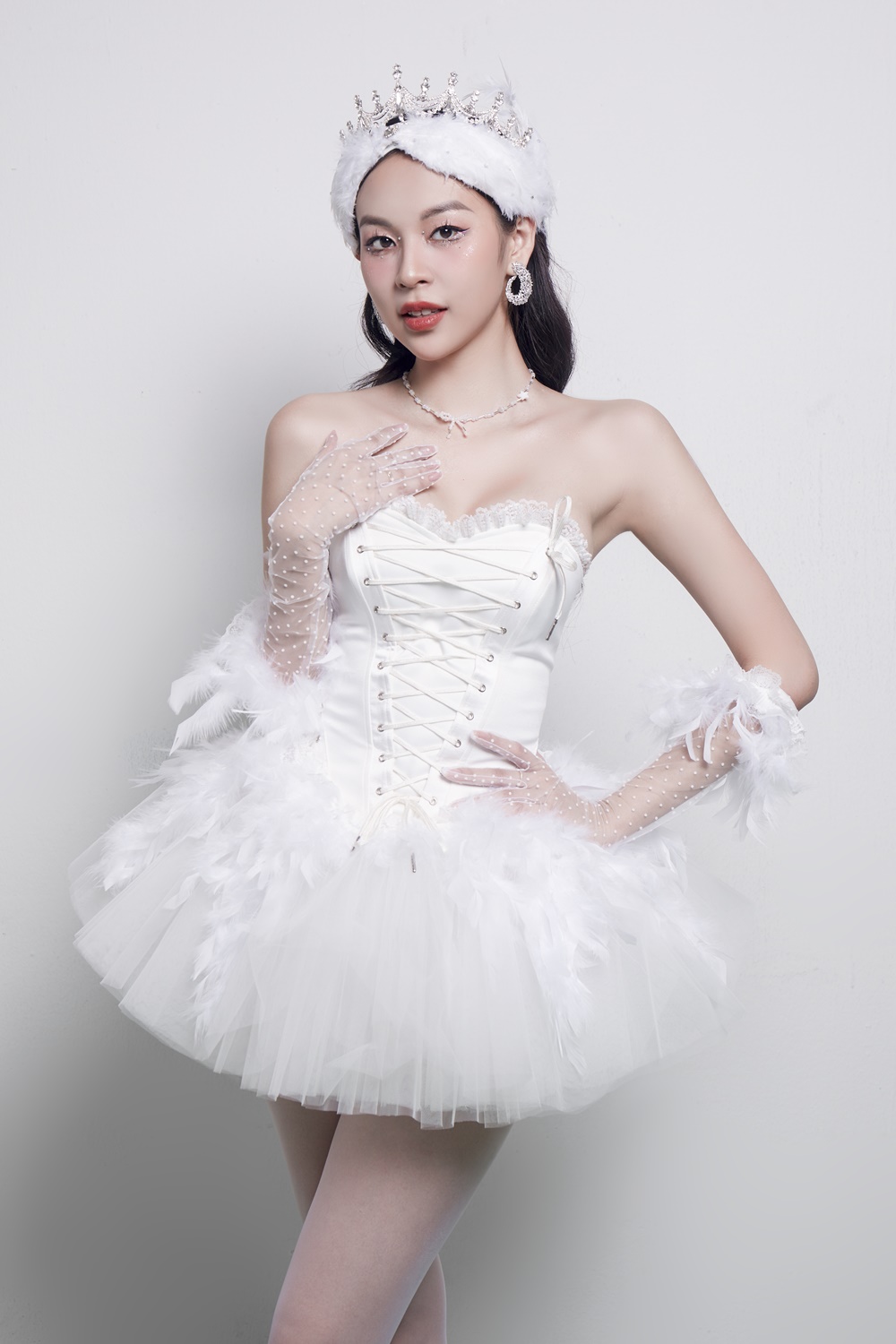 Giải trí - Phí Phương Anh 'vịt hóa thiên nga' trong MV Dancing Queen (Hình 2).