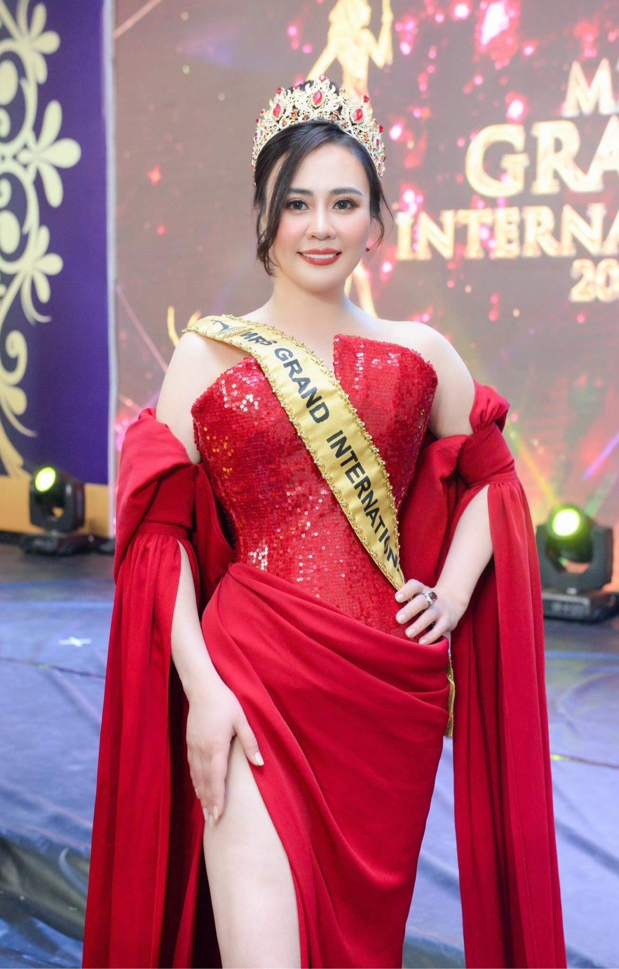 Giải trí - Hoa hậu Phan Kim Oanh vừa “Final walk” lại nhận thêm một năm nhiệm kỳ (Hình 4).