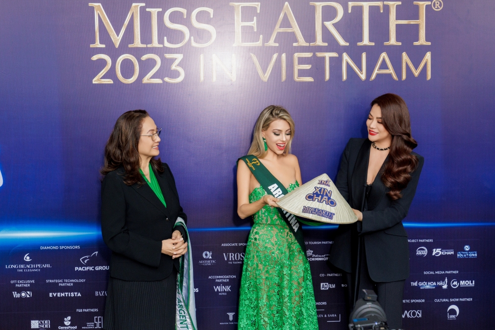 Giải trí - Trưởng BTC Miss Earth 2023 Trương Ngọc Ánh trao sash cho thí sinh (Hình 5).