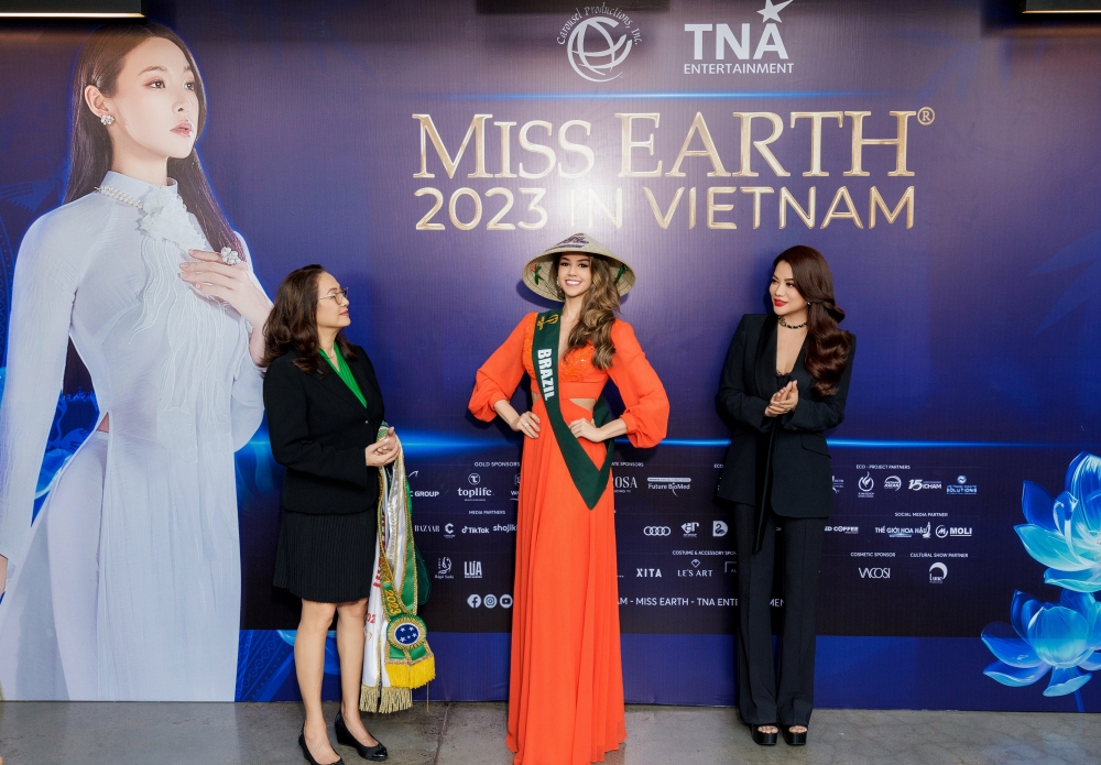 Giải trí - Trưởng BTC Miss Earth 2023 Trương Ngọc Ánh trao sash cho thí sinh (Hình 4).