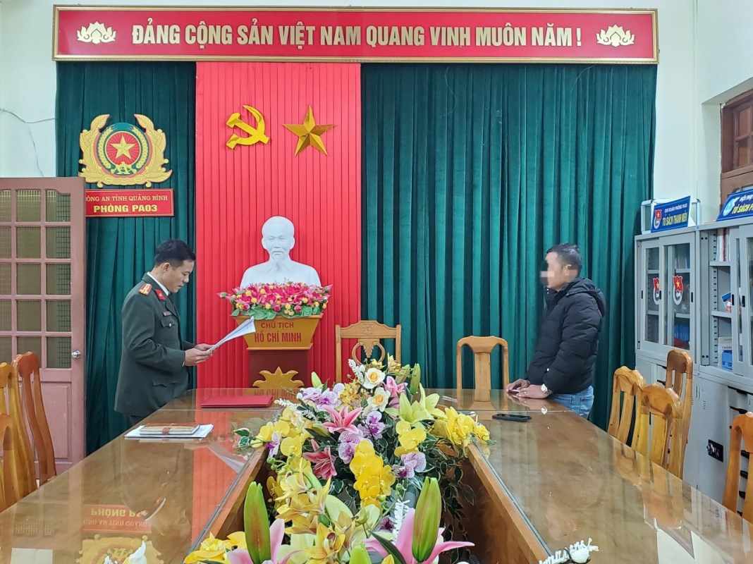 An ninh - Hình sự - Hai người đàn ông bị xử phạt vì 'báo chốt' CSGT lên mạng xã hội