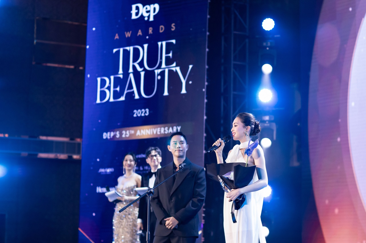 Giải trí - Hoa hậu Tiểu Vy nhận giải Pretty Lady của Đẹp Awards 2023