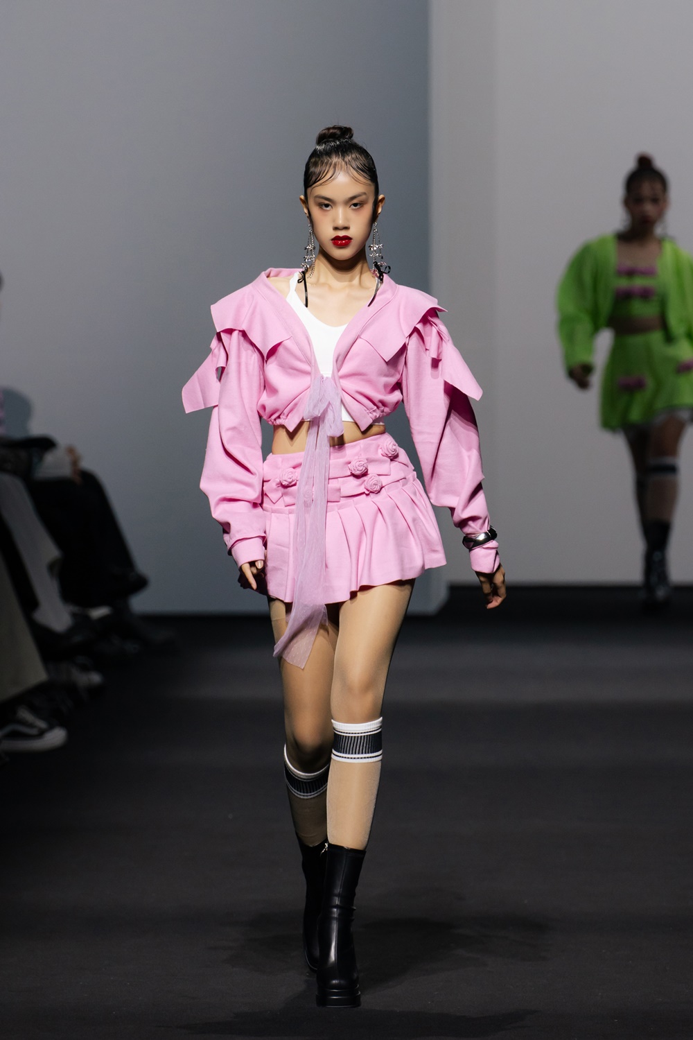 Giải trí - Mẫu nhí Kelly Ngọc Anh và Almira Bảo Hà khoe chân dài 1,1m ở Seoul Fashion Week (Hình 7).