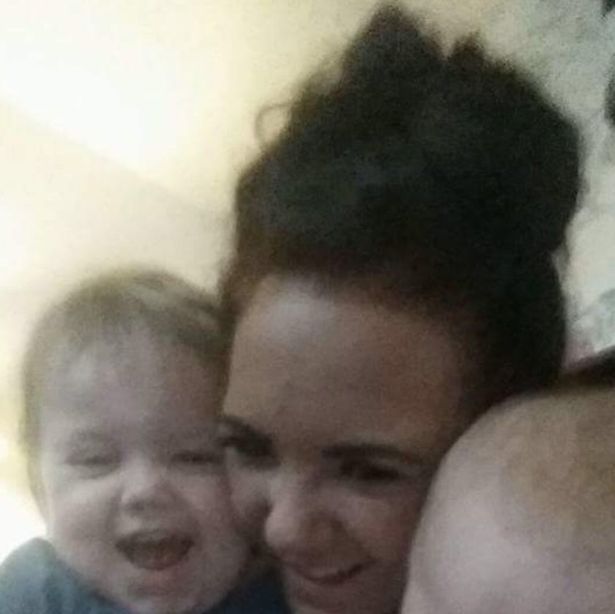 Gia đ&igrave;nh - B&eacute; trai 4 tuổi dũng cảm chiến đấu với 87 ca phẫu thuật