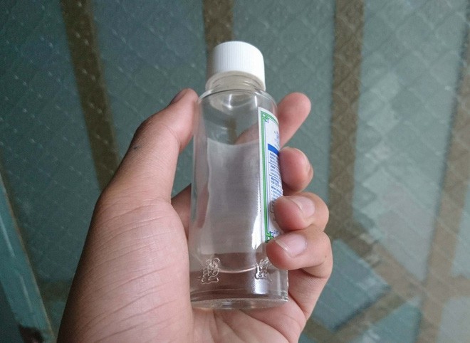 Gia đ&igrave;nh - Sử dụng dầu khuynh diệp đ&uacute;ng c&aacute;ch để  kh&ocirc;ng hại con trẻ