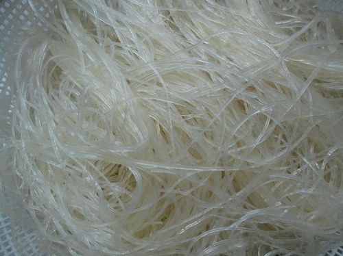 Ngâm miến trong nước khoảng 5-10 phút cho miến mềm ra.