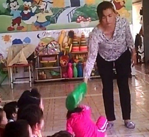 Được biết theo luật pháp quy định thì trong trường hợp có đầy đủ chứng cớ, đưa các vụ bạo hành trẻ ra khỏi tố thì mức án dành cho hành vi này có thể lên đến 3 năm tù giam. Còn nếu không đủ chứng cớ (mâu thuẫn về lời khai hai bên, giám định y tế thấy trẻ không có chấn thương nặng) thì cùng lắm là phạt hành chính đối với trường tư thục hoặc sa thải công tác với trường công lập.