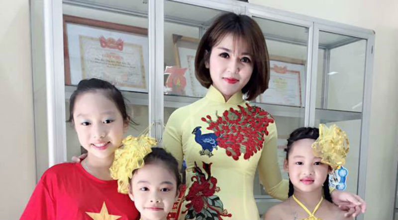 Chia sẻ kỷ niệm khi còn là học trò, cô giáo Ly Ly cho hay: “Khi còn đi học tôi rất nghịch ngợm, nghĩ ra đủ trò để trêu các thầy cô giáo. Trước đứa học trò cứng đầu, cô giáo của tôi không hề la mắng mà cô đã chỉ bảo rất nhẹ nhàng. Chính sự ân cần mà cô dành cho tôi khiến tôi bớt nghịch ngợm và chú tâm vào việc học”.