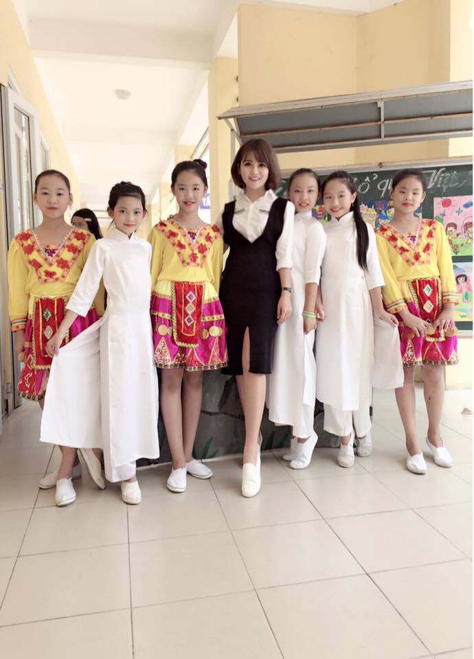 Sở hữu gương mặt trẻ hơn so với tuổi thật, cô giáo Nguyễn Ly Ly (SN 1988, Hà Nội) nổi tiếng trên cộng đồng mạng với danh xưng