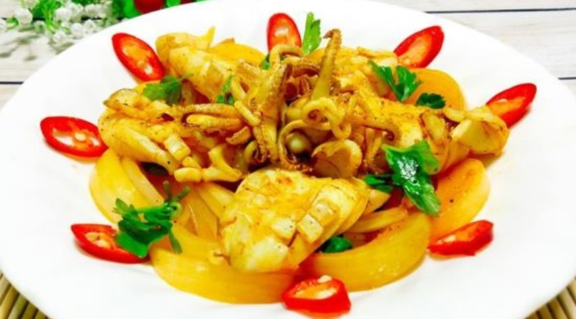 Gia đình - Tuyệt chiêu làm món mực xào cà ri đãi cả nhà ngày mưa lạnh