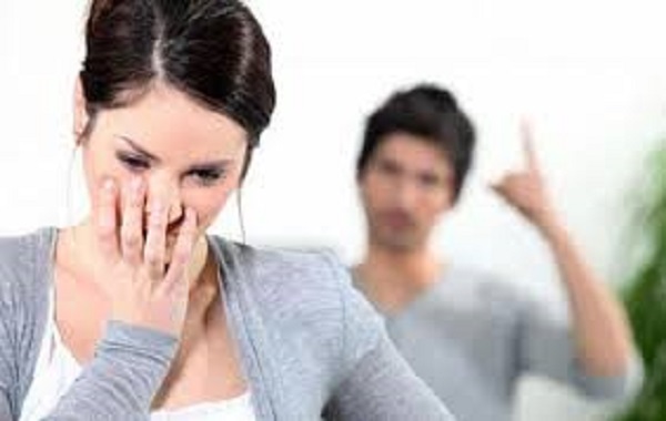 Mỗi lần cãi nhau chồng lại xưng hô mày tao và đánh vợ tới tấp