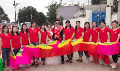 Gia đ&igrave;nh - 11 chị g&aacute;i chi hơn 1 tỷ l&agrave;m đ&aacute;m cưới cho em trai