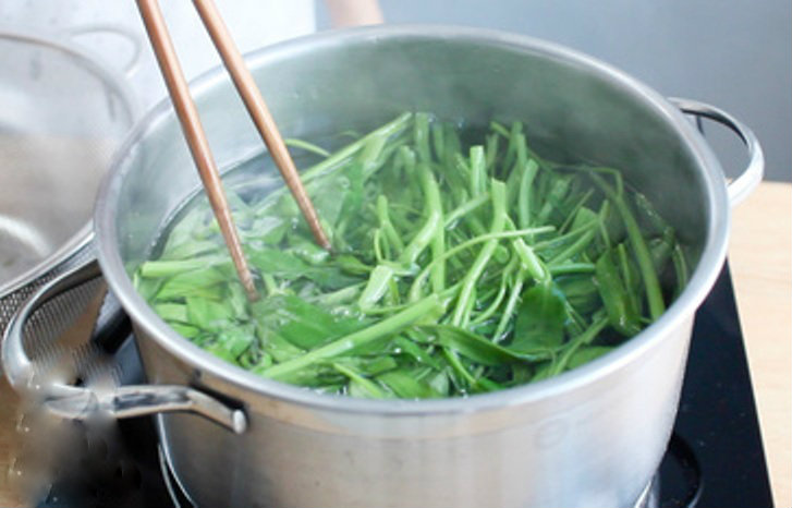 Đời sống - Xào rau đừng dại cho luôn vào chảo, làm theo cách này đảm bảo rau ngon hết ý (Hình 2).