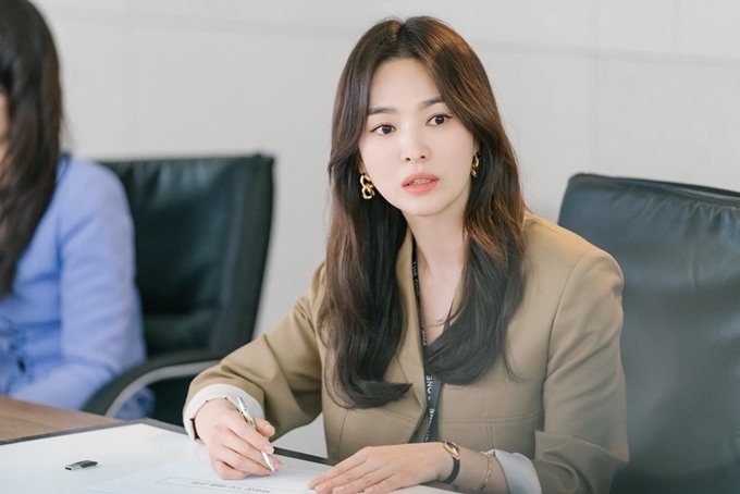 Giải trí - Song Hye Kyo gây sốt khi đăng ảnh lãng mạn bên 'tình mới' kém 11 tuổi (Hình 2).