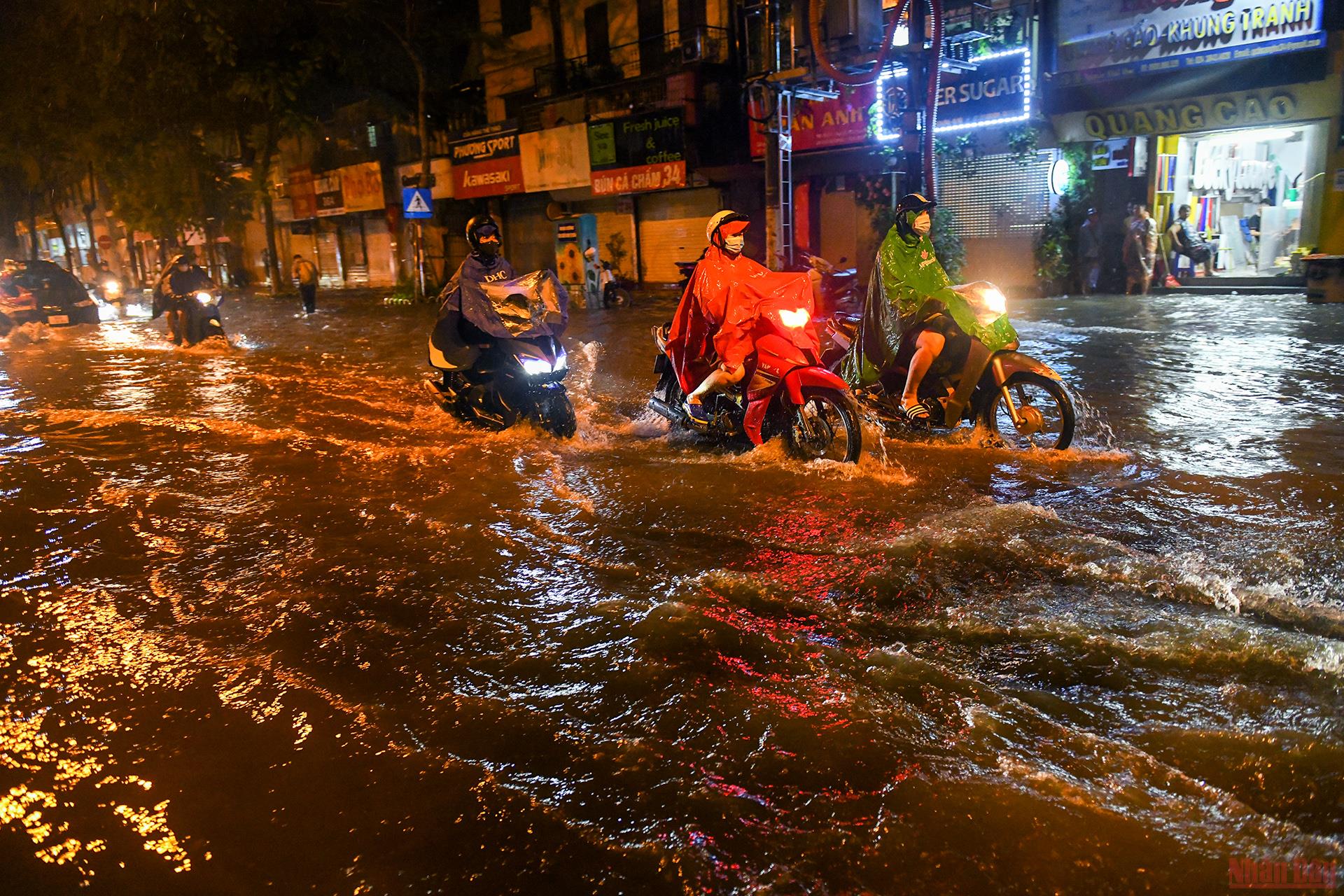 Xã hội - Hà Nội: Mưa to, gió lớn khiến nhiều ô tô bị cuốn bay biển số xe (Hình 5).