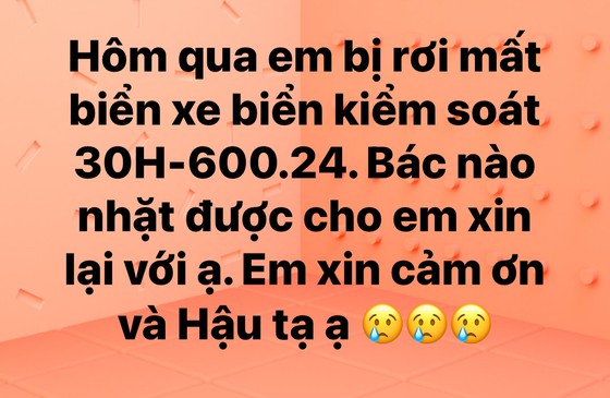 Xã hội - Hà Nội: Mưa to, gió lớn khiến nhiều ô tô bị cuốn bay biển số xe (Hình 2).