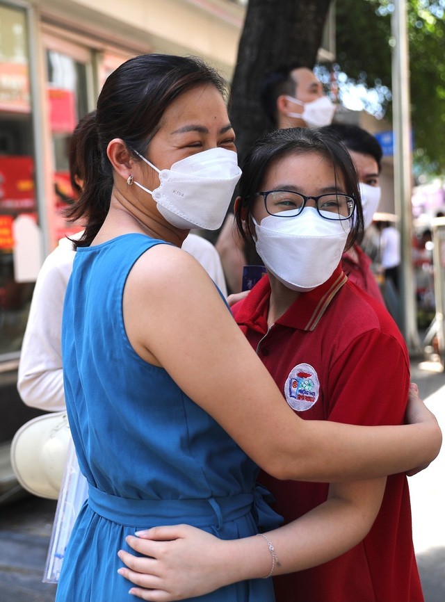 Giáo dục - Kết thúc buổi thi cuối: Phụ huynh, học sinh thở phào khi đề Toán vừa sức (Hình 2).