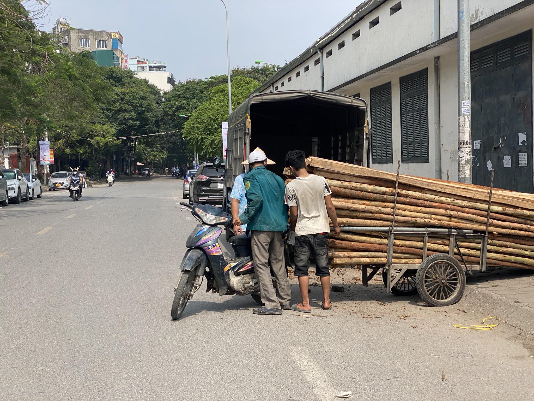 Xã hội - Chùm ảnh: Người dân Hà Nội chật vật mưu sinh ngày nắng nóng (Hình 4).