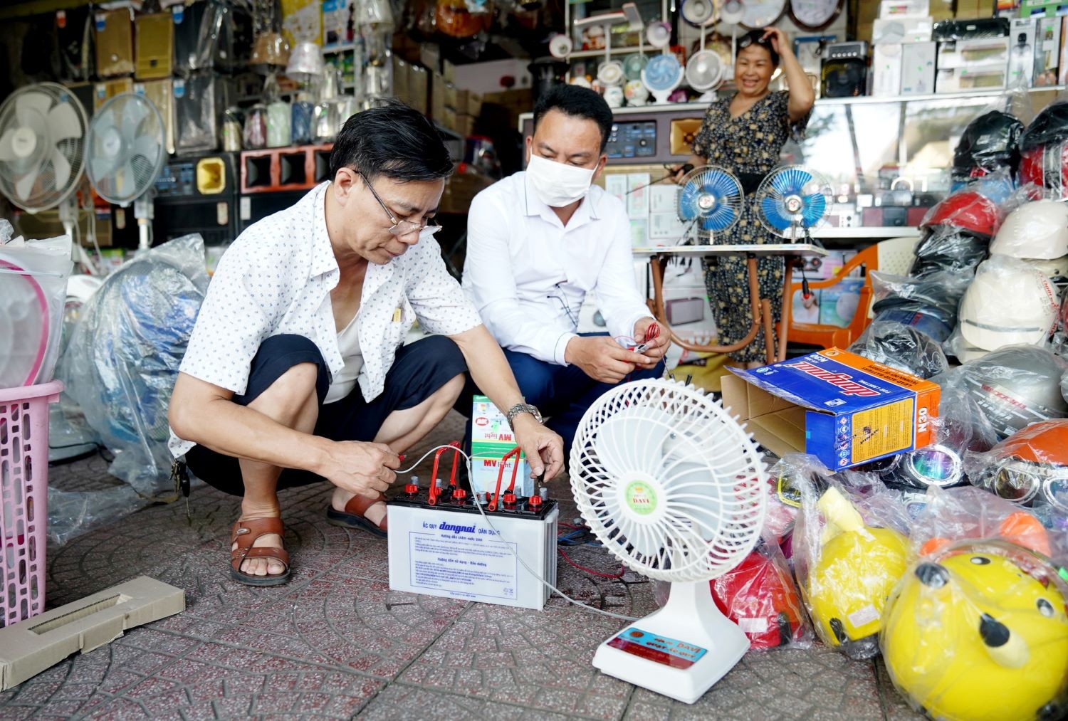 Đời sống - Chớm hè, người dân Hà Nội đổ xô sắm quạt tích điện để ứng phó với nắng nóng (Hình 2).