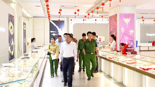 Xã hội - Dừng hoạt động 2 cửa hàng phục vụ khách Trung Quốc tại Móng Cái