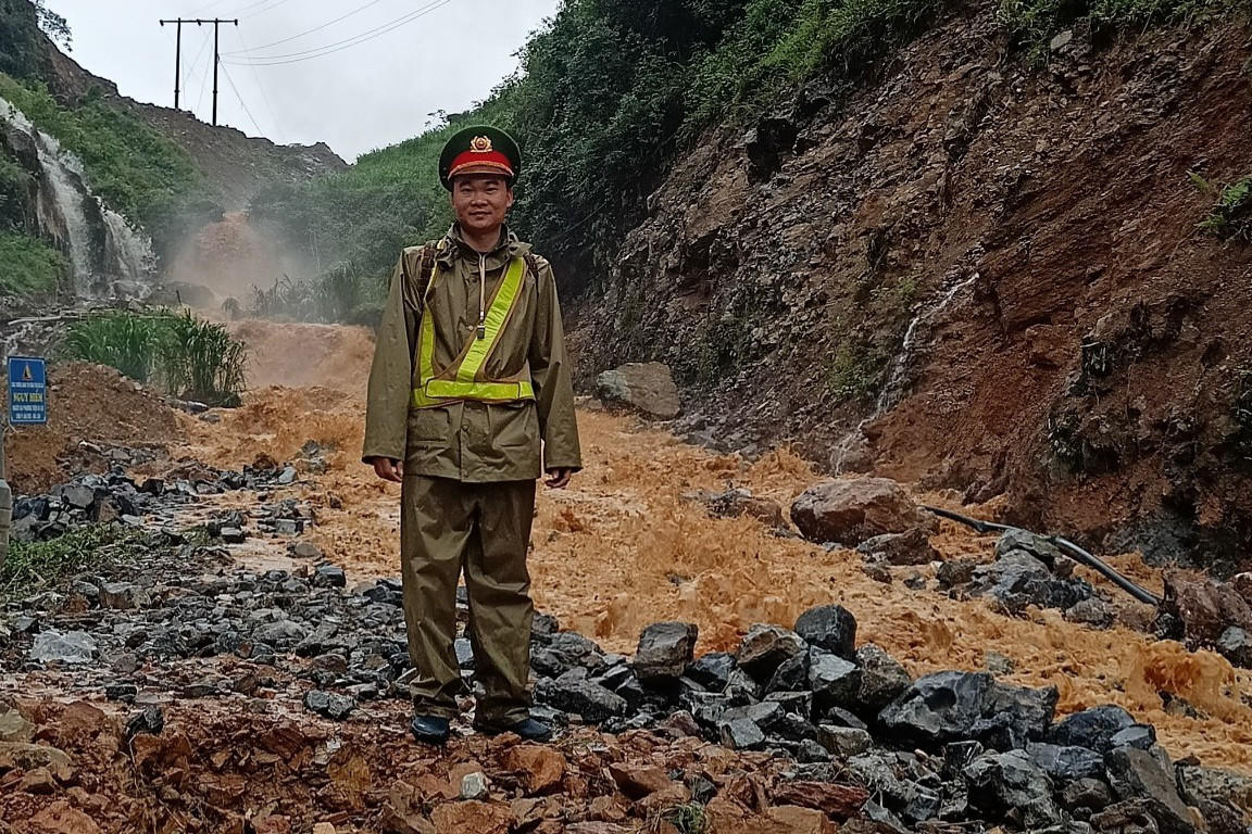 Dân sinh - Hà Giang: Khoảnh khắc Thượng úy Công an lao xuống dòng lũ dữ cứu dân (Hình 2).