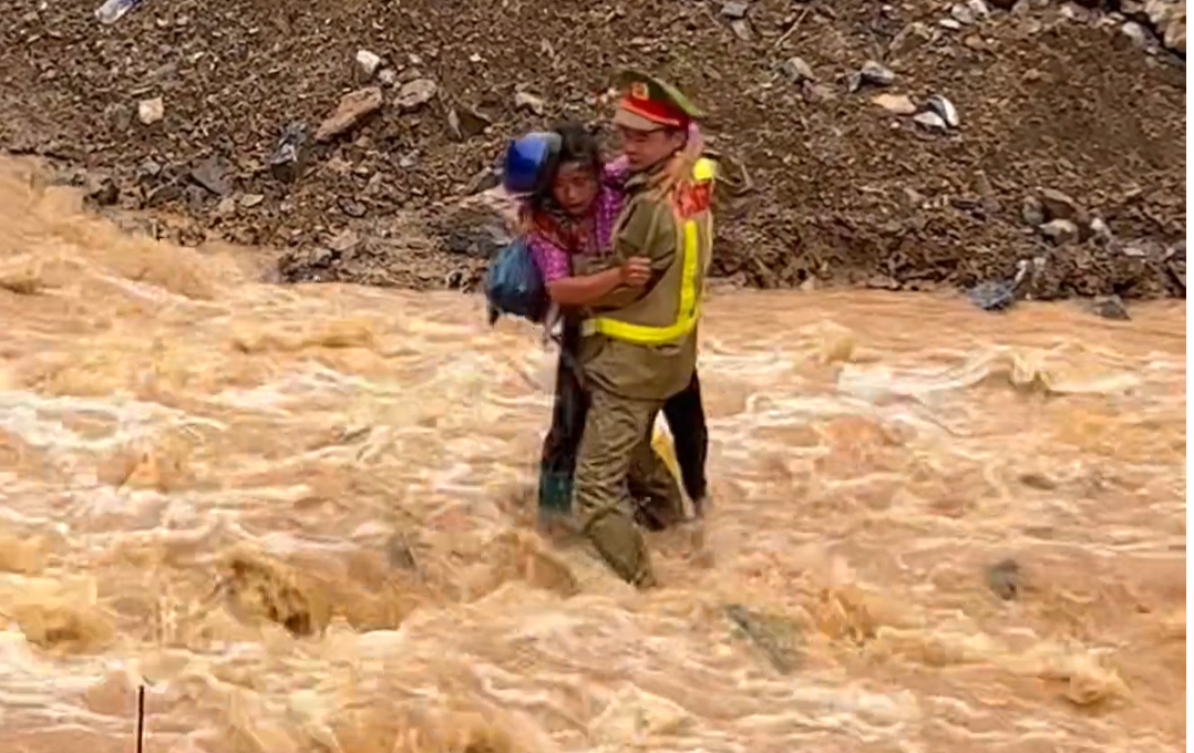 Dân sinh - Hà Giang: Khoảnh khắc Thượng úy Công an lao xuống dòng lũ dữ cứu dân