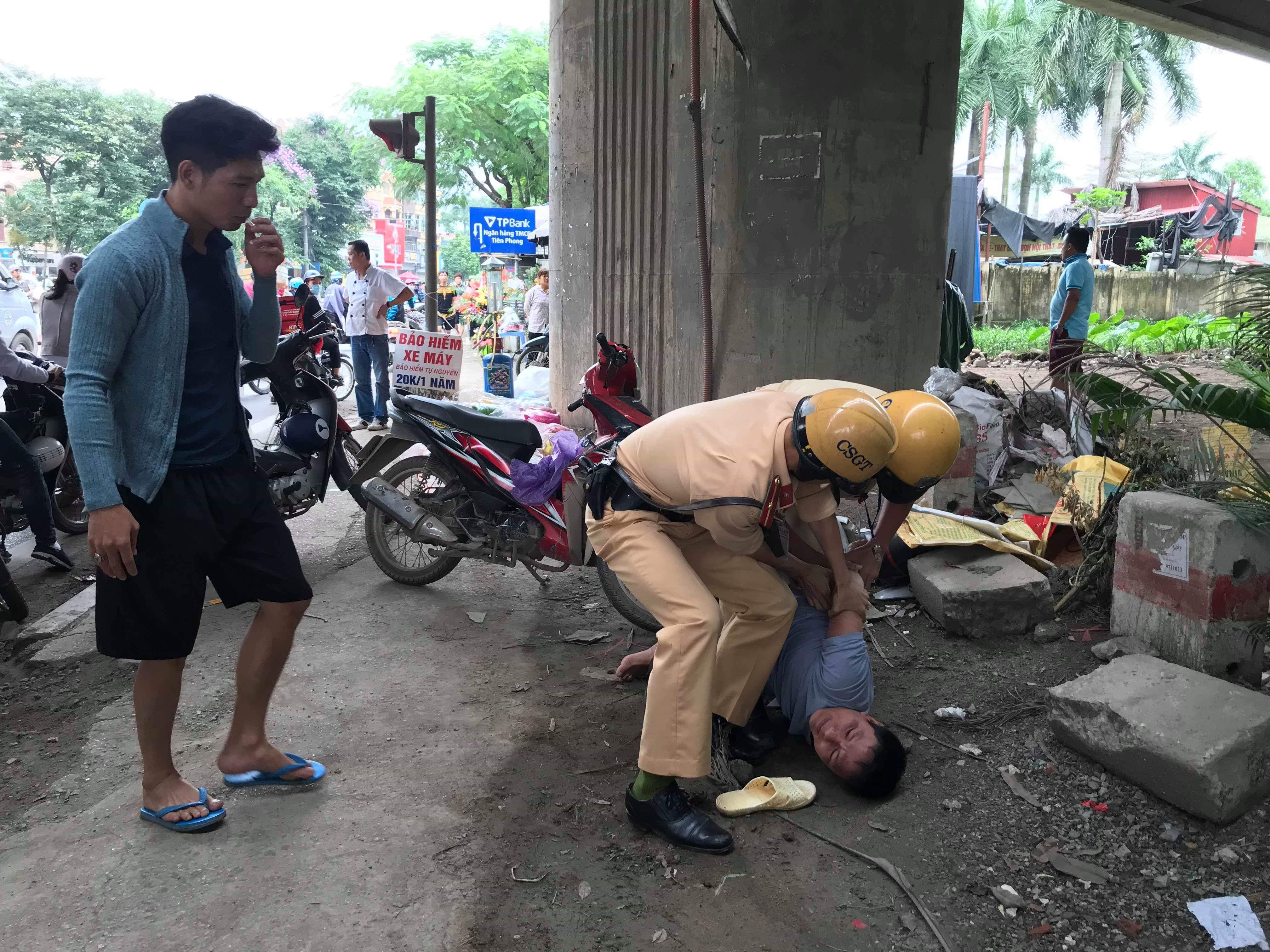 An ninh - Hình sự - Thấy bạn nhậu bị đo nồng độ cồn, nam thanh niên hung hãn lao vào đánh CSGT (Hình 2).