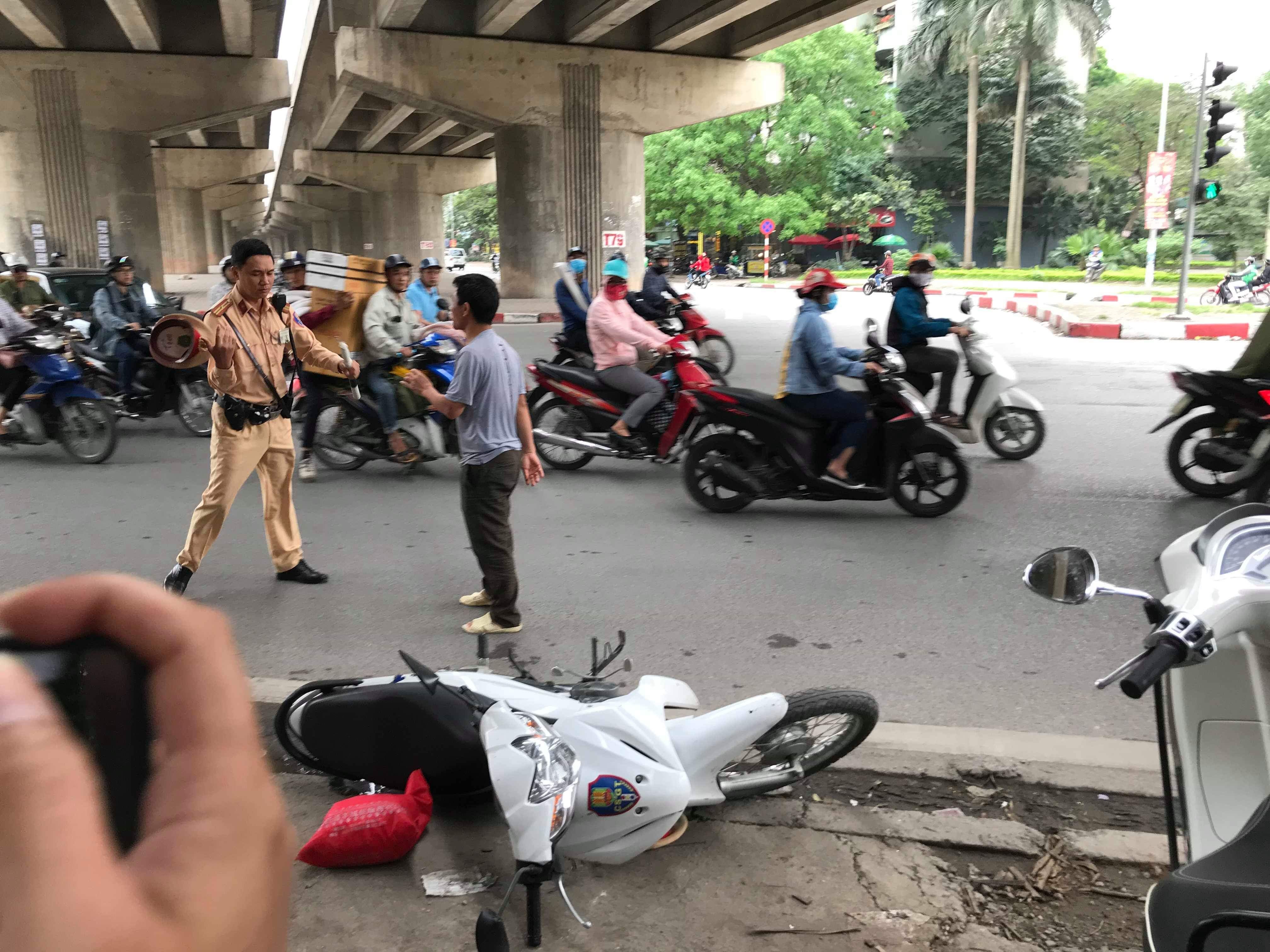 An ninh - Hình sự - Thấy bạn nhậu bị đo nồng độ cồn, nam thanh niên hung hãn lao vào đánh CSGT