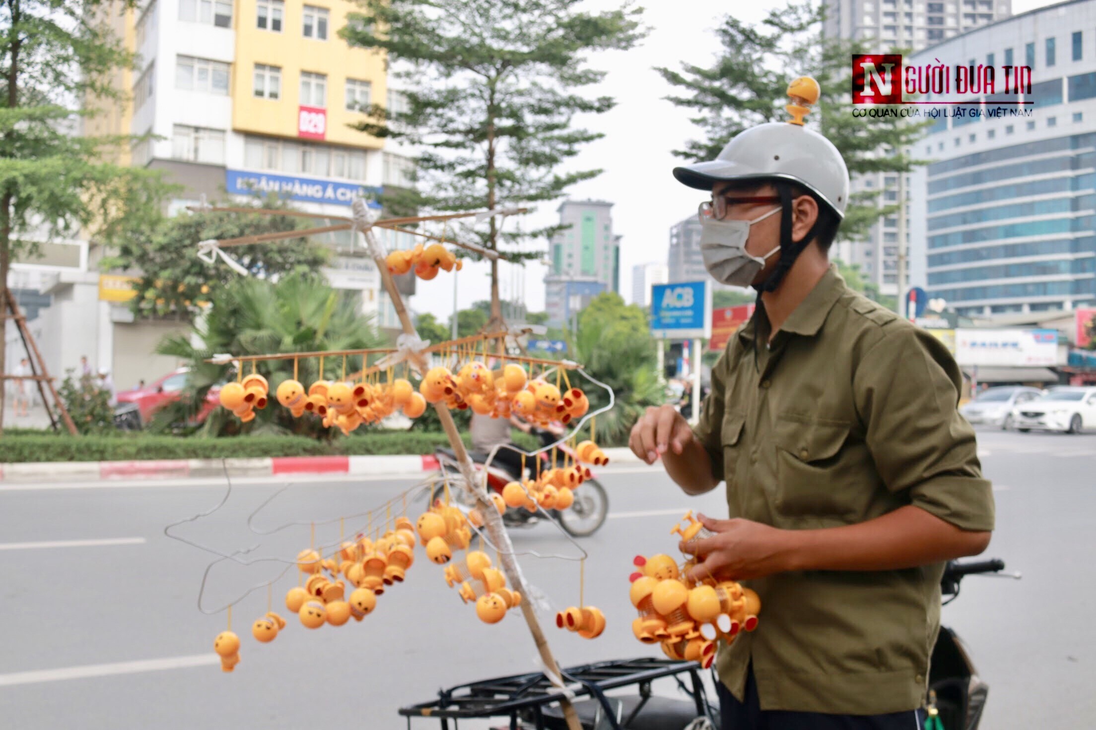 Tiêu dùng & Dư luận -  'Cơn sốt' mặt cười lò xo, thu tiền triệu mỗi ngày (Hình 6).