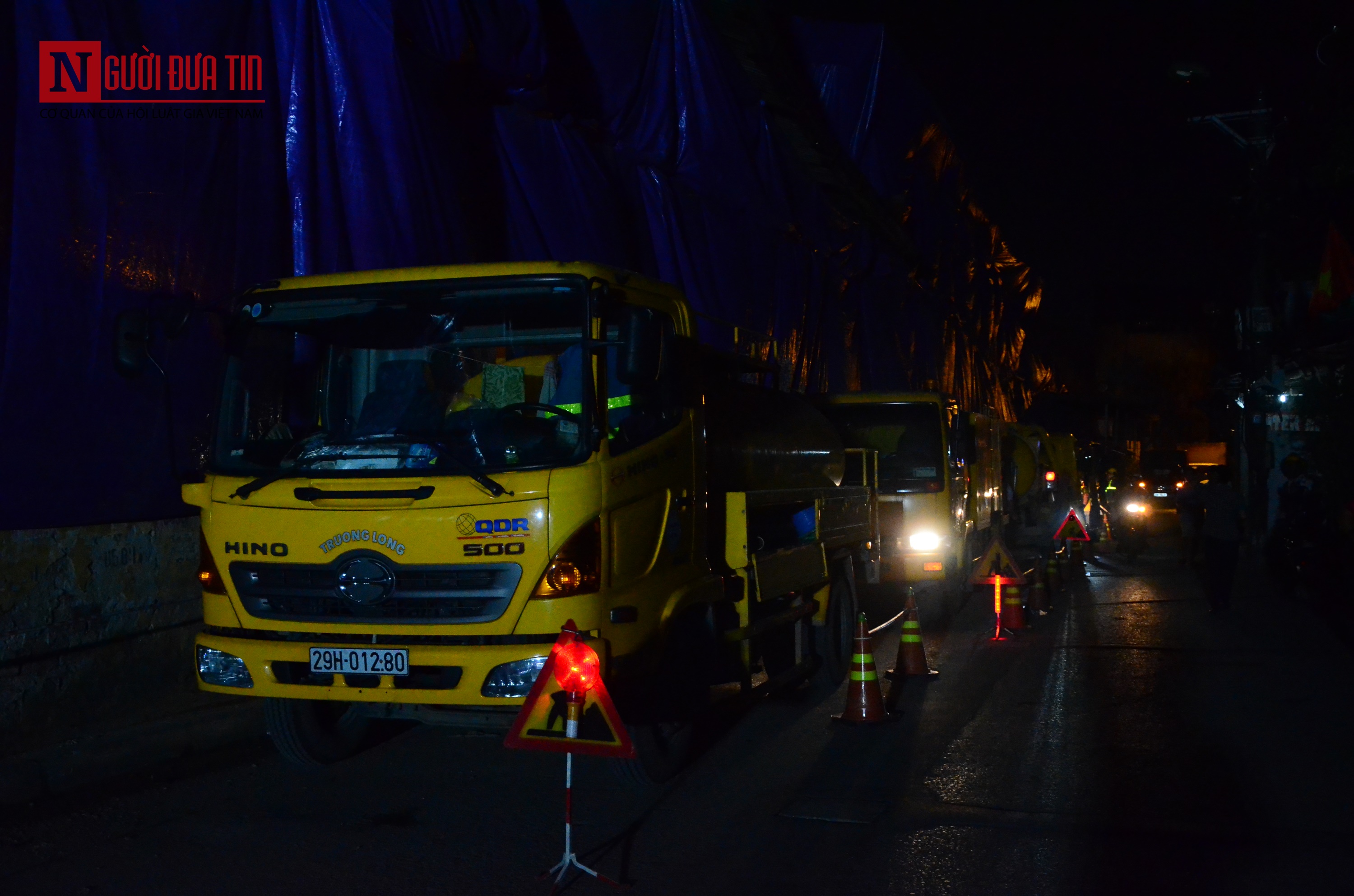 Môi trường - Trắng đêm hút bùn, khơi thông cống rãnh, thoát nước thải xung quanh công ty Rạng Đông sau hoả hoạn (Hình 3).