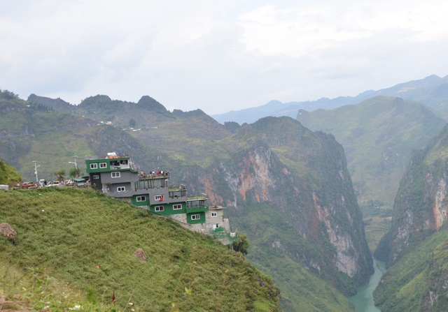 Văn hoá - Công trình sai phạm Panorama bất ngờ phủ xanh trên đèo Mã Pì Lèng, địa phương nói phải chờ xử lý