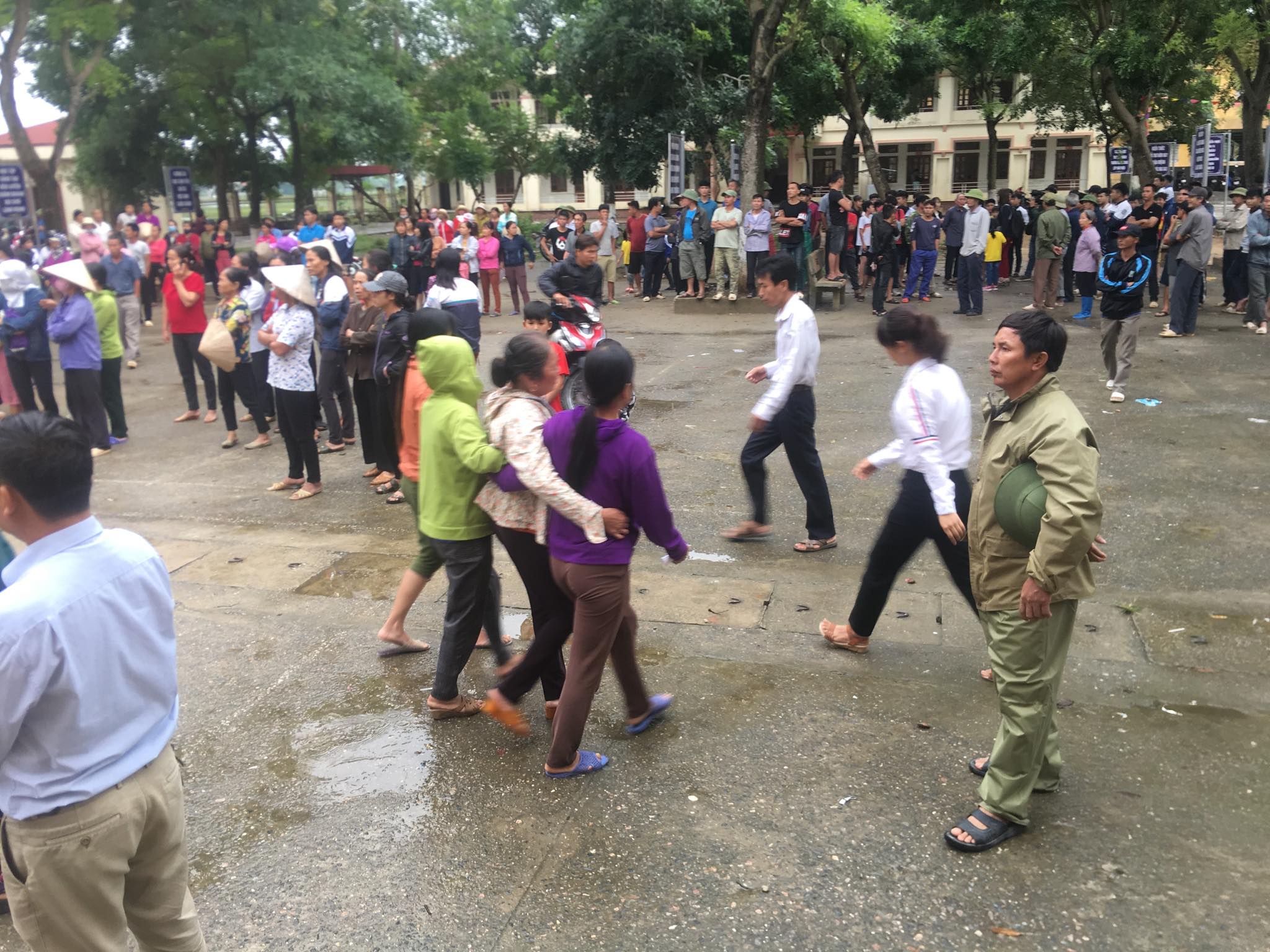 Tin nhanh - Vụ học sinh lớp 2 bị điện giật tử vong: Dây điện bị chùng xuống từ lâu nhưng nhà trường chưa xử lý? (Hình 3).