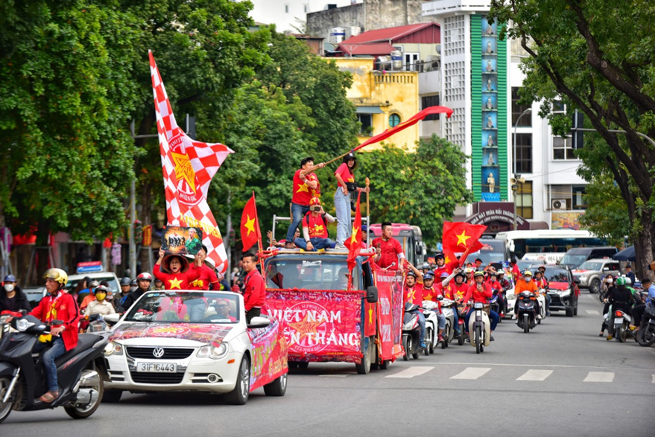 Thể thao - Chùm ảnh Cổ động viên Việt Nam 'nhuộm đỏ' sân Mỹ Đình trước giờ G